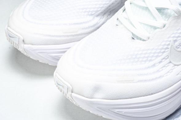 Nike Air ZoomX Vomero 18 Plus HM6805 102 