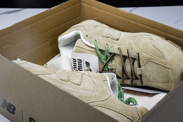 MiuMiu x New Balance 530 38165 