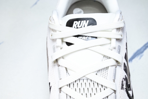 Nike Air ZoomX Vomero 18 RUN IB5726-100 