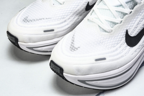 Nike Air ZoomX Vomero 18 Plus HM6805 111 